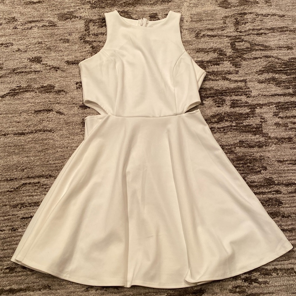 White party dress. Belongsci . Perfect for young girls